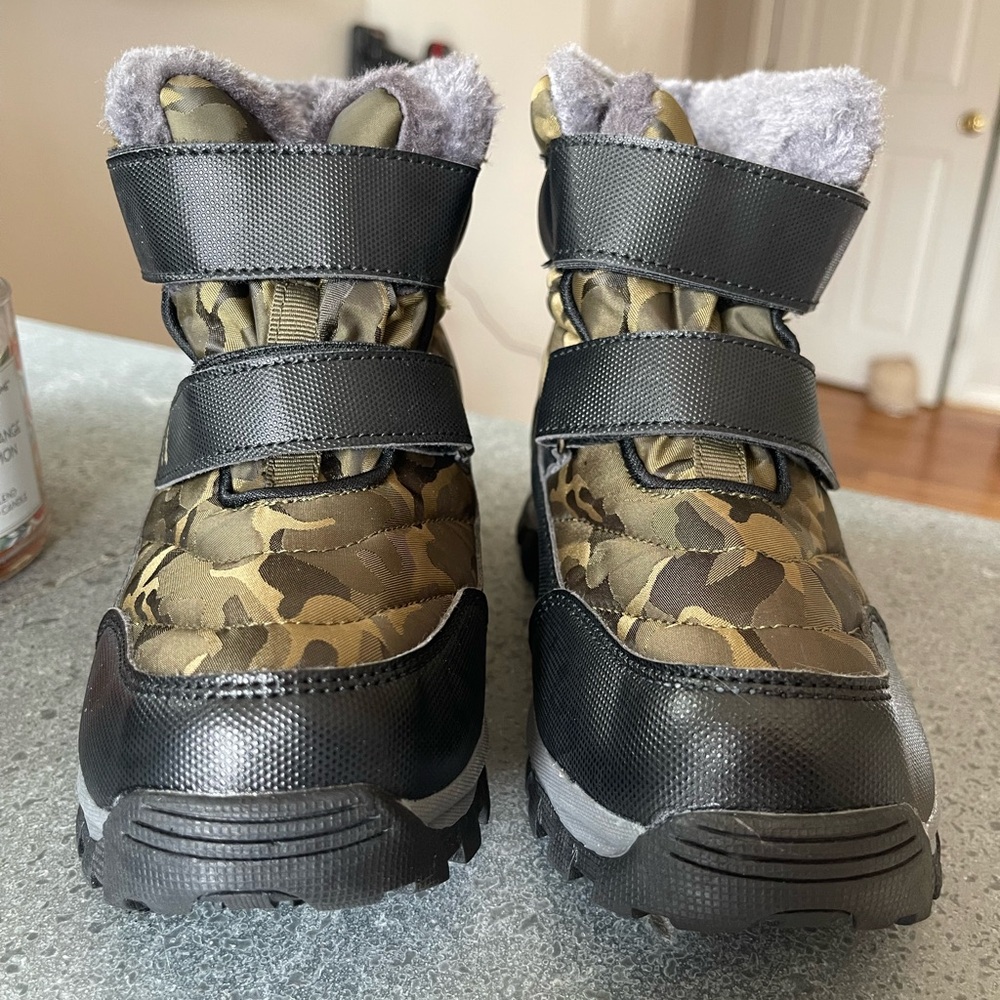 NEVER BEEN WORN Boys Snow Boots Kids Winter Warm Outdoor Slip Resistant